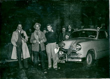 J.Piëete, L.van Noordwijk jr. i J.A.M.boelen – Ford Custom sedan.